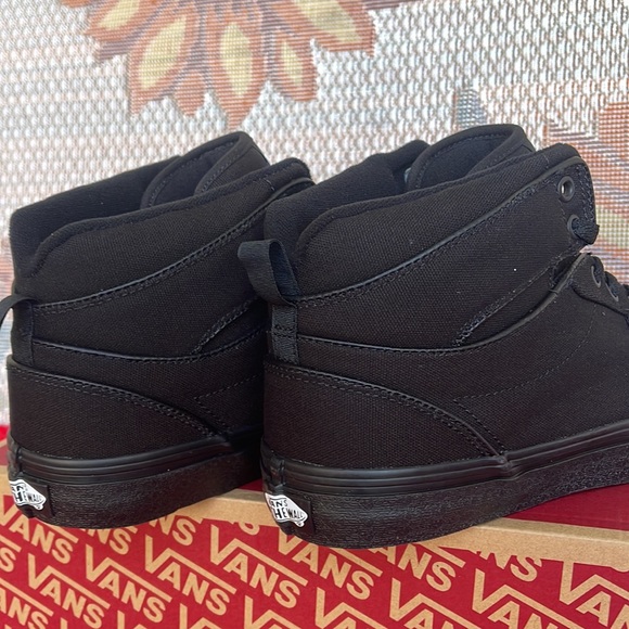 Vans Men’s Atwood Hi
(Canvas) Black/Black
VN0A38BV186 Sneakers - Picture 15 of 16